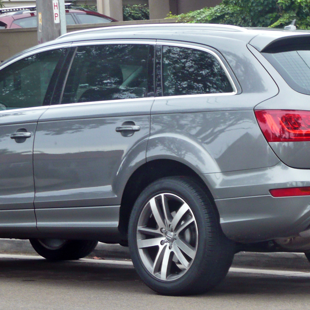 Серый Audi Q7