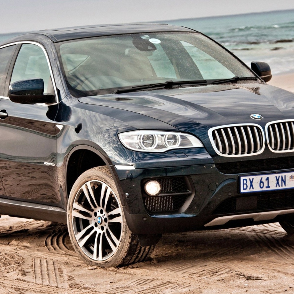 Красивый автомобиль X6 2014 года