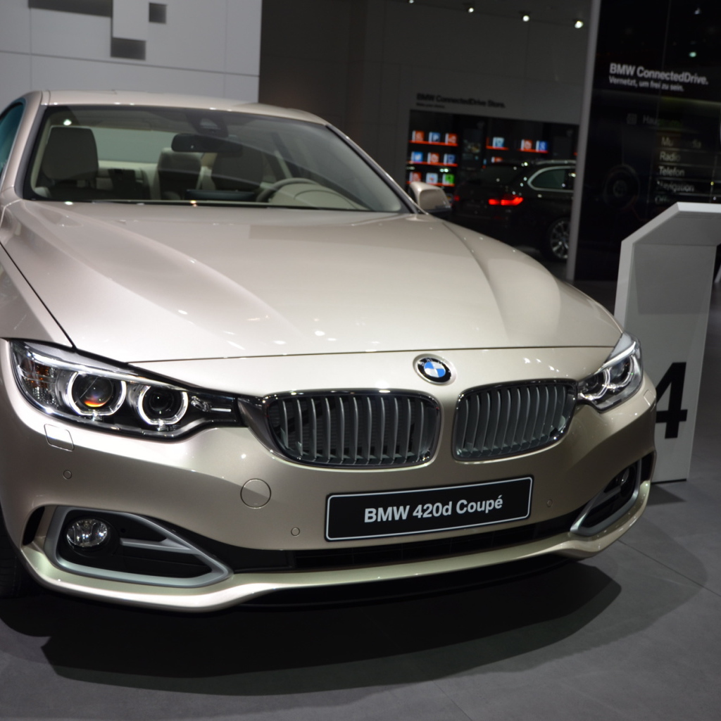 Красивый автомобиль BMW 4-series 2014 года в Москве
