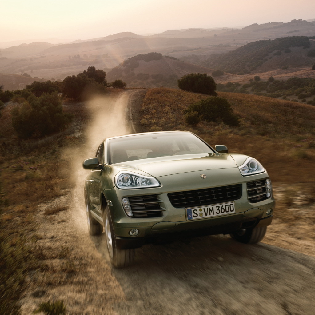 Автомобиль на грунтовой дороге