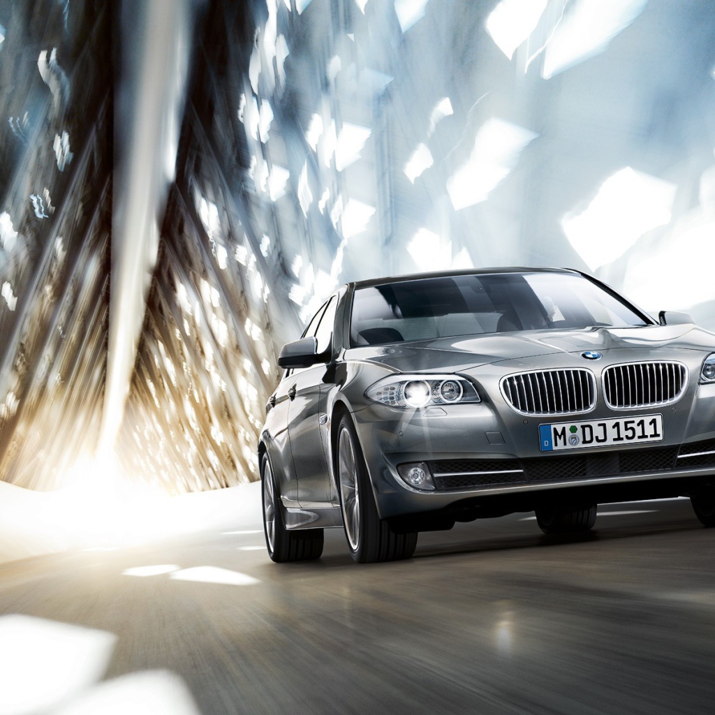 BMW на скоростной трассе