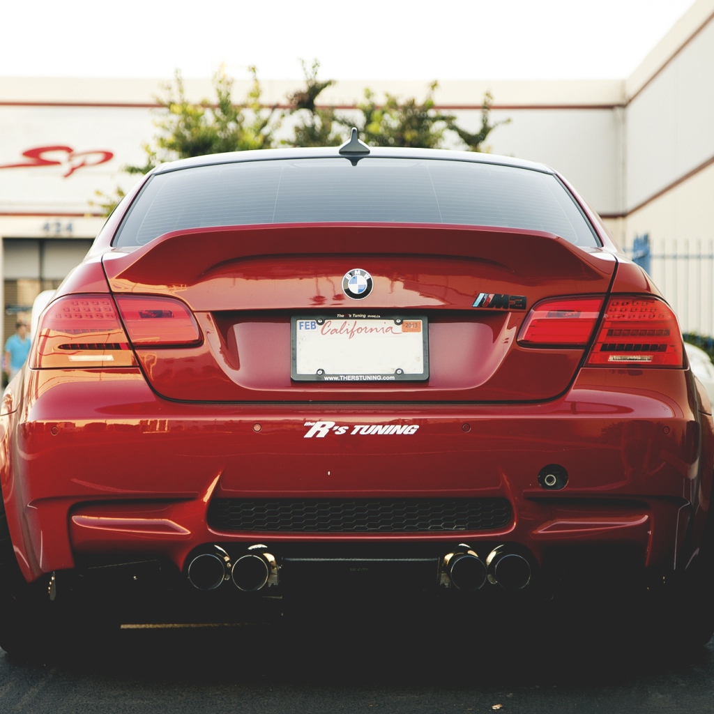 BMW на парковке