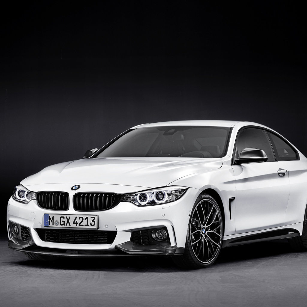 Автомобиль BMW 4-series 2014 года на дороге
