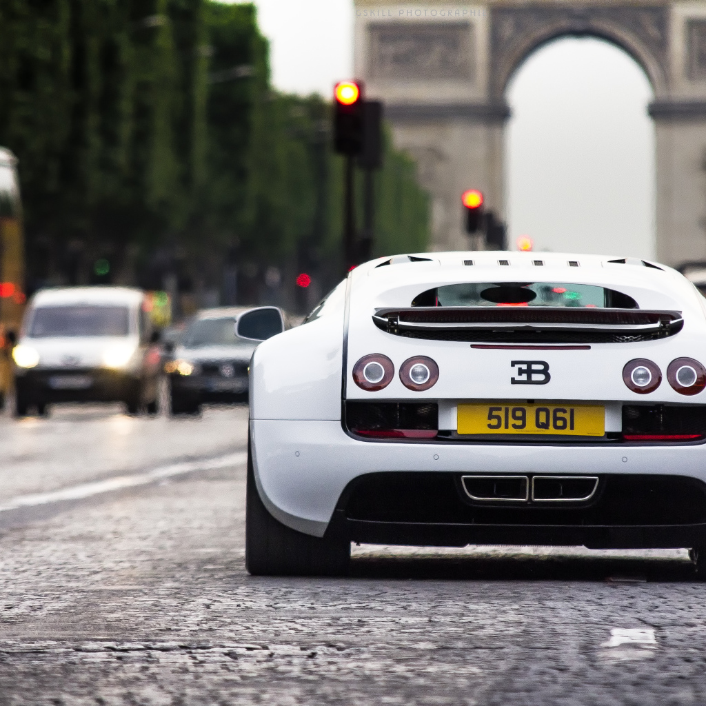 Бугатти у триумфальной арки