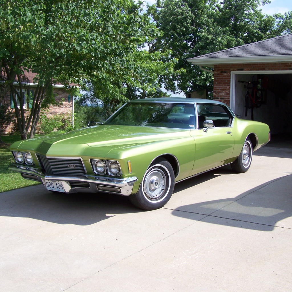 Зеленый buick riviera 1971
