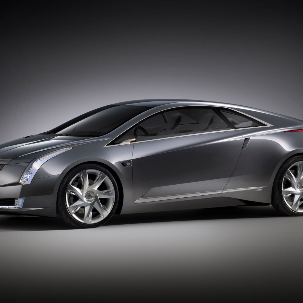 Автомобиль Cadillac ERL 2014 года на дороге