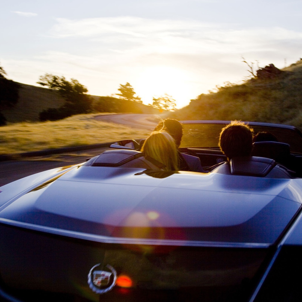 Кадиллак едет на закат