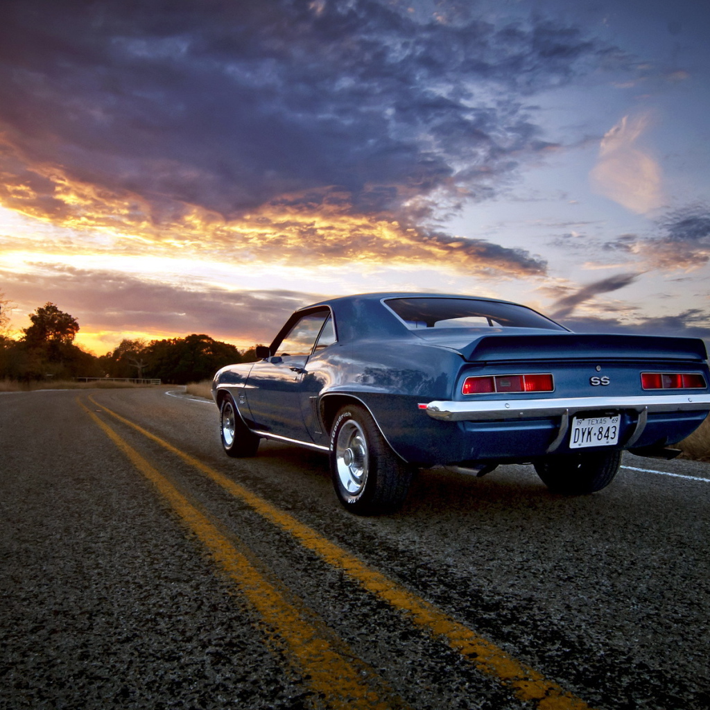 Камаро 69 едет на закат