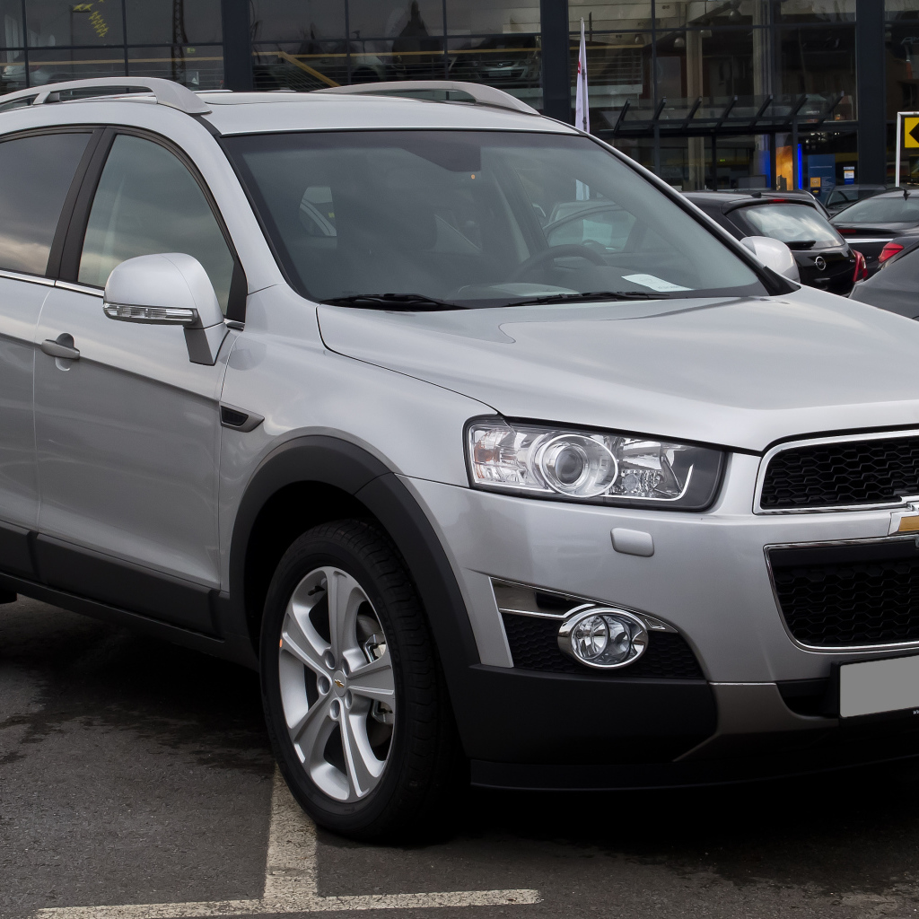 Автомобиль Chevrolet Captiva 2014 на дороге