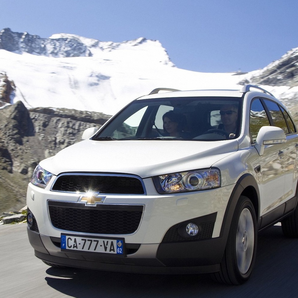 Красивый автомобиль Chevrolet Captiva 2014