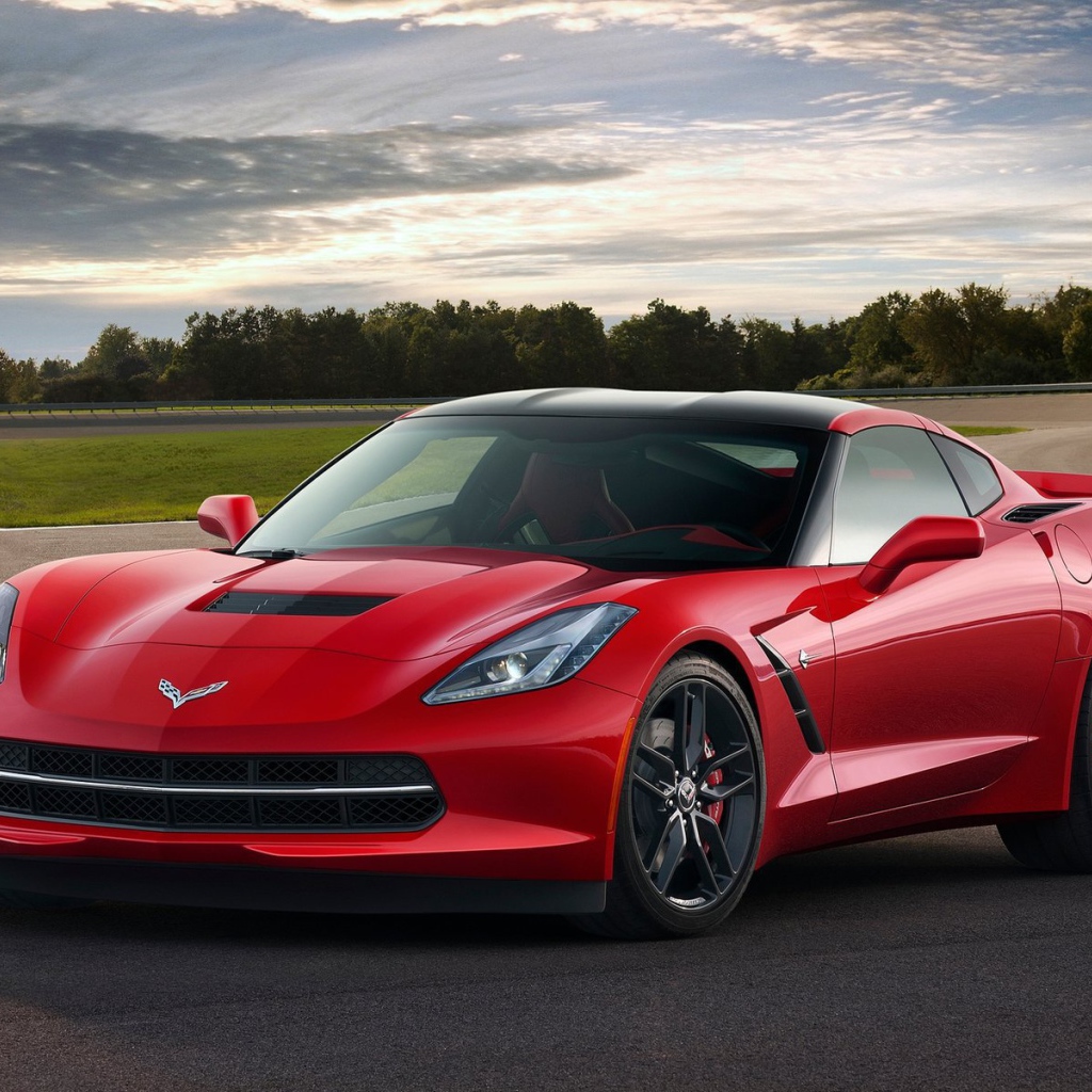 Автомобиль Chevrolet Corvette 2014 года на дороге