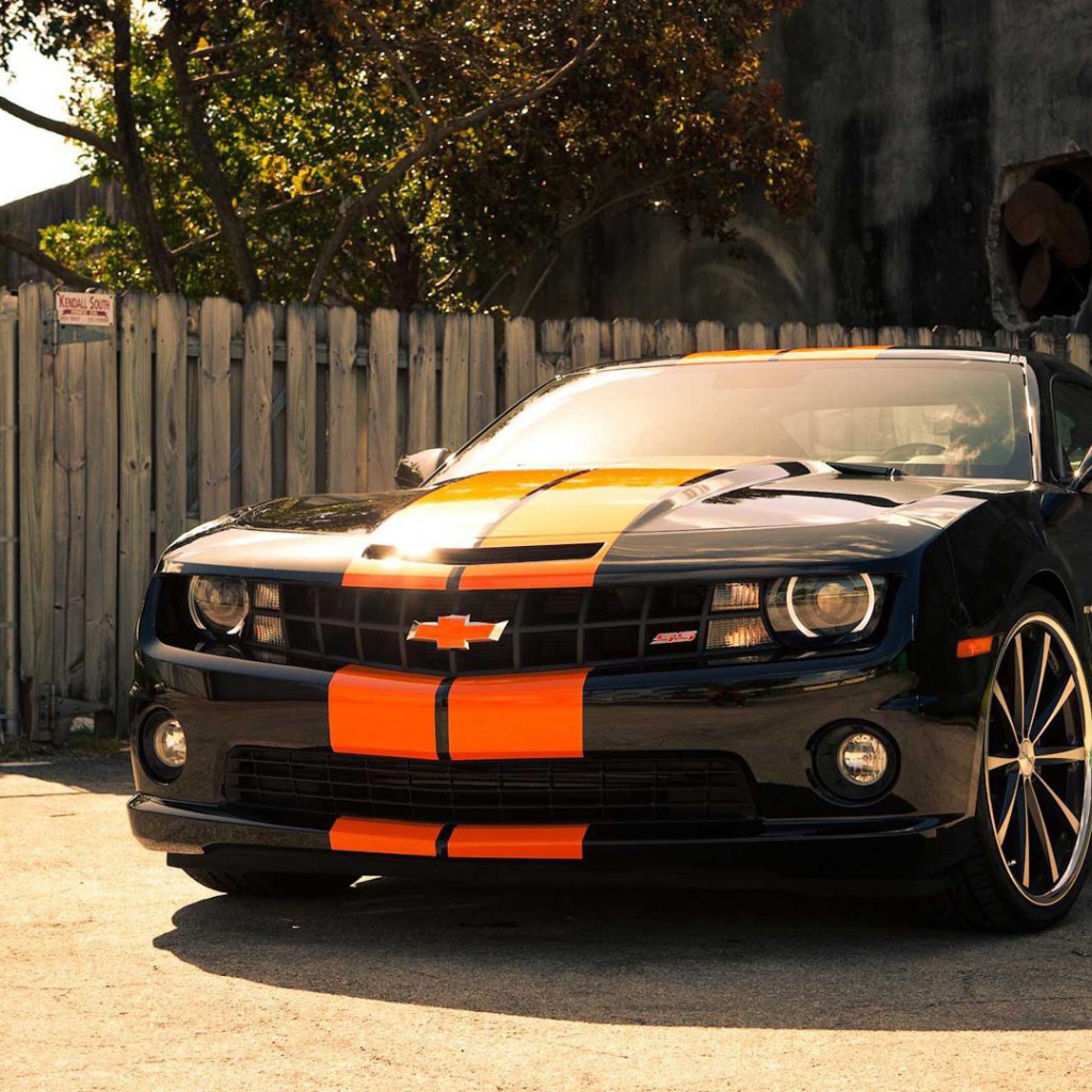 Красивый Chevrolet Camaro SS