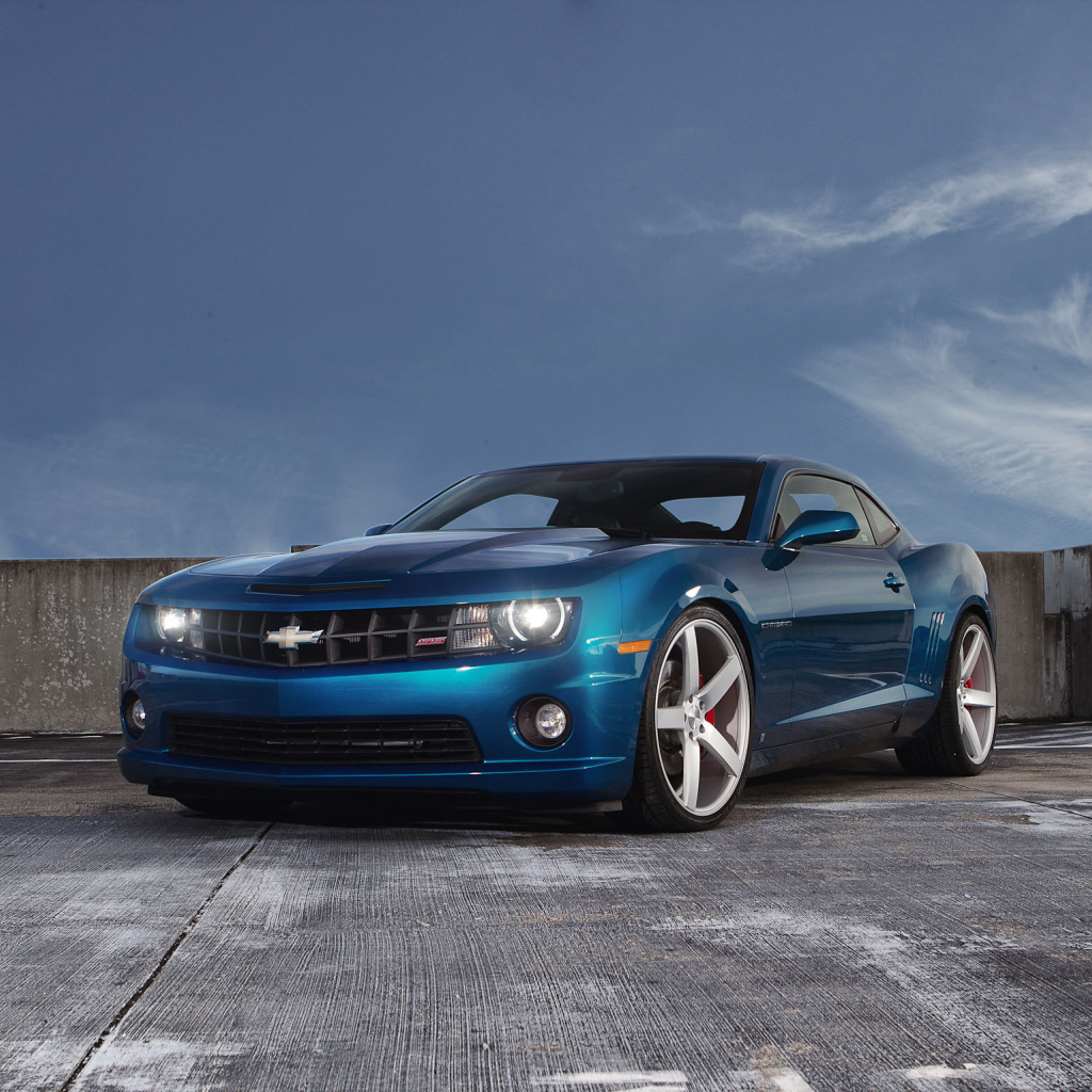 Синий шевроле камаро