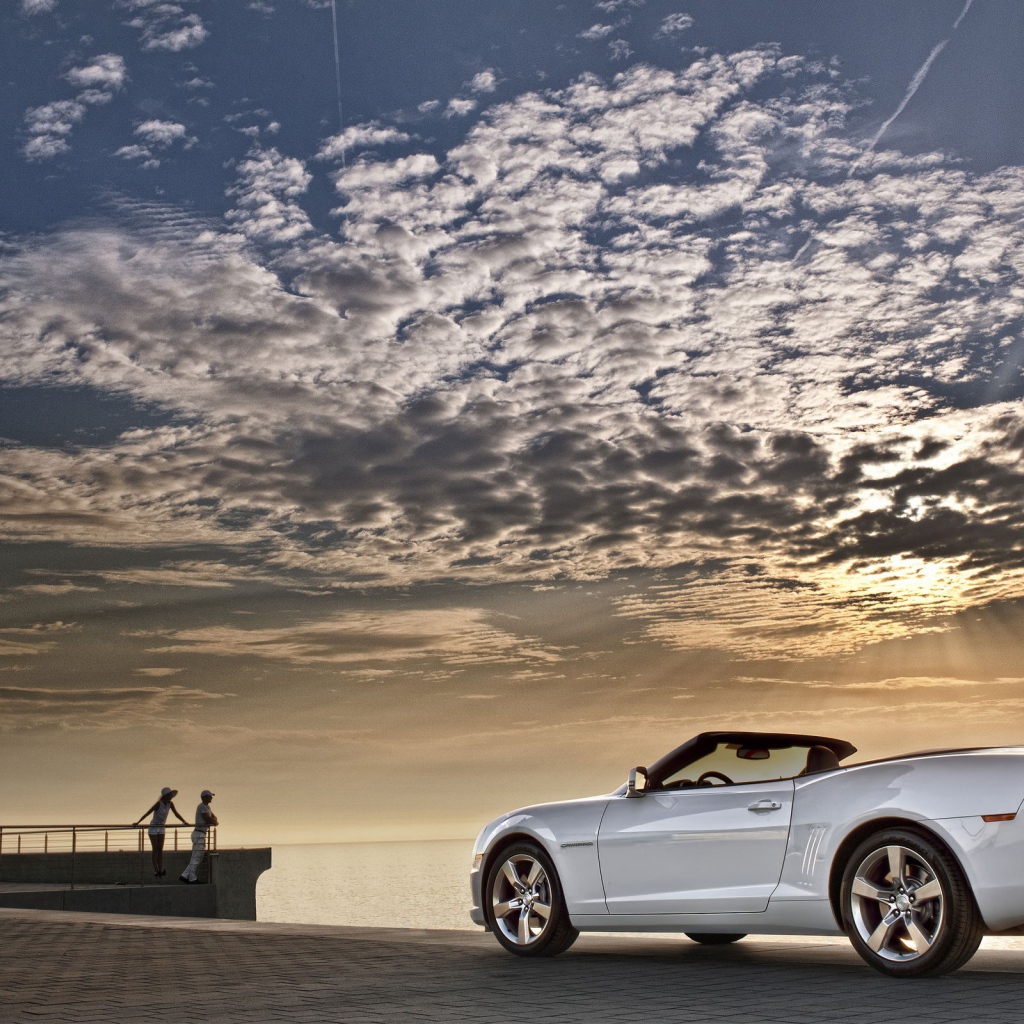 Белый Шевроле на берегу моря