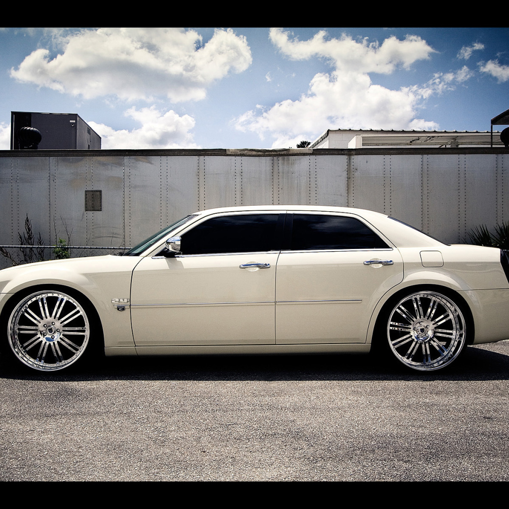 Белый Сhrysler 300c