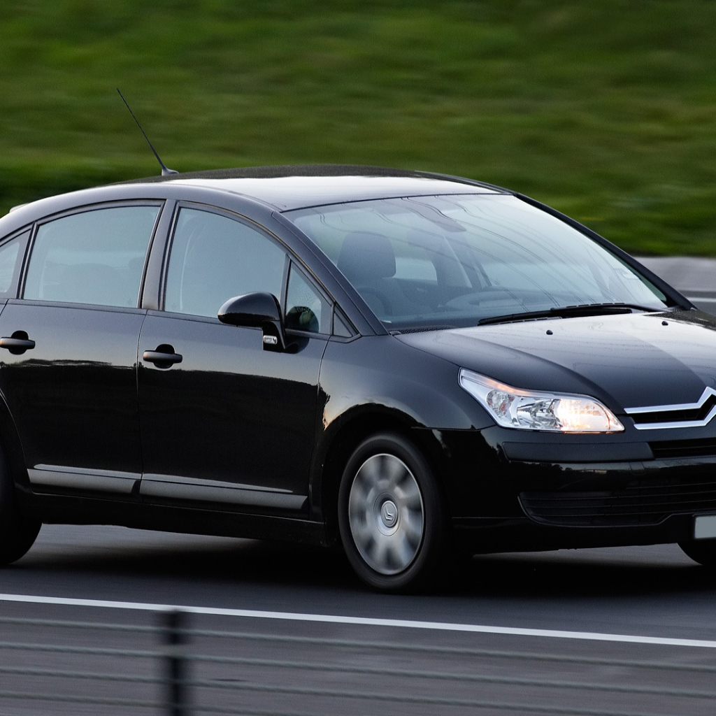 Черный Citroen C4