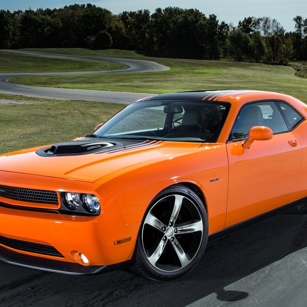 Оранжевый Dodge Challenger RT