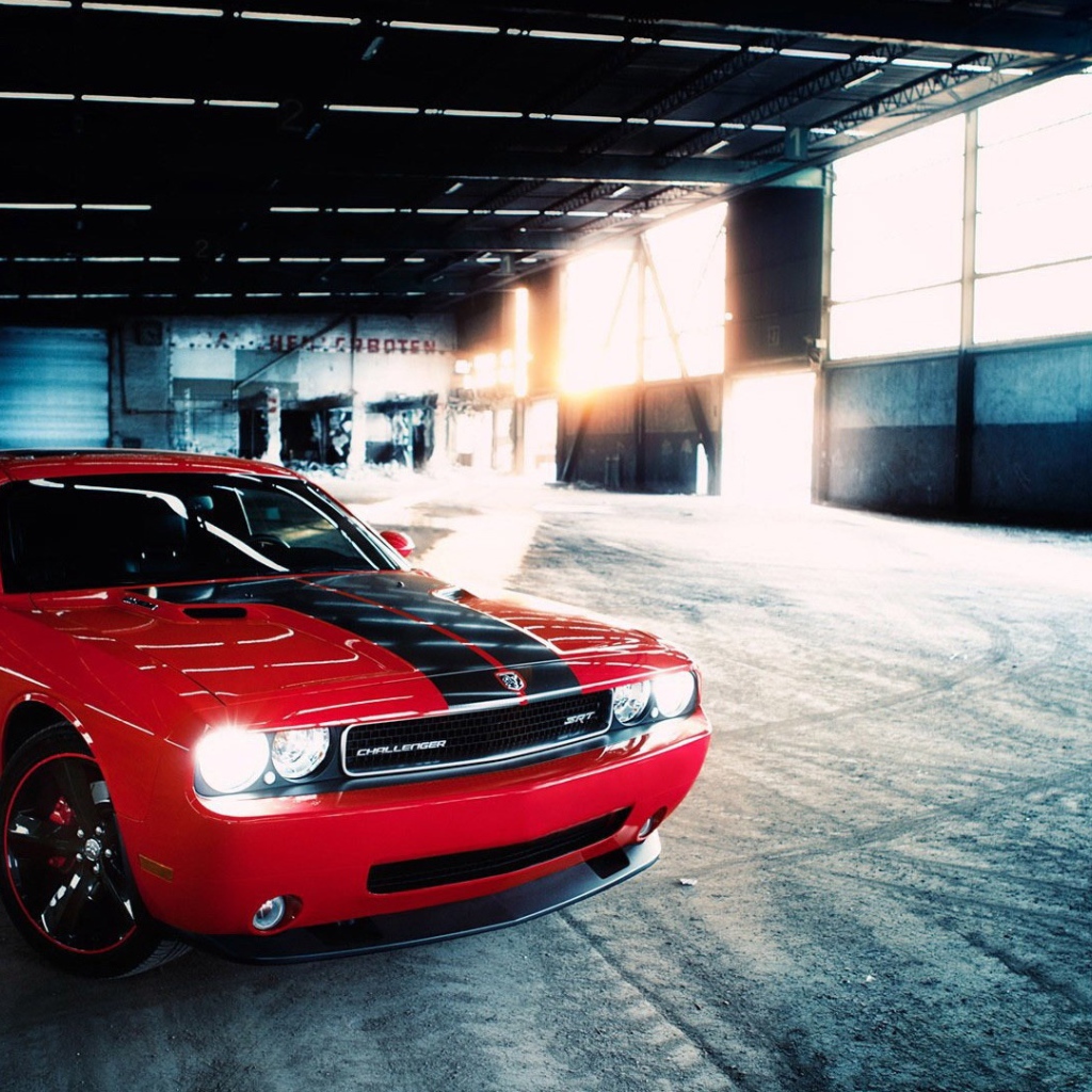 Красный Dodge challenger