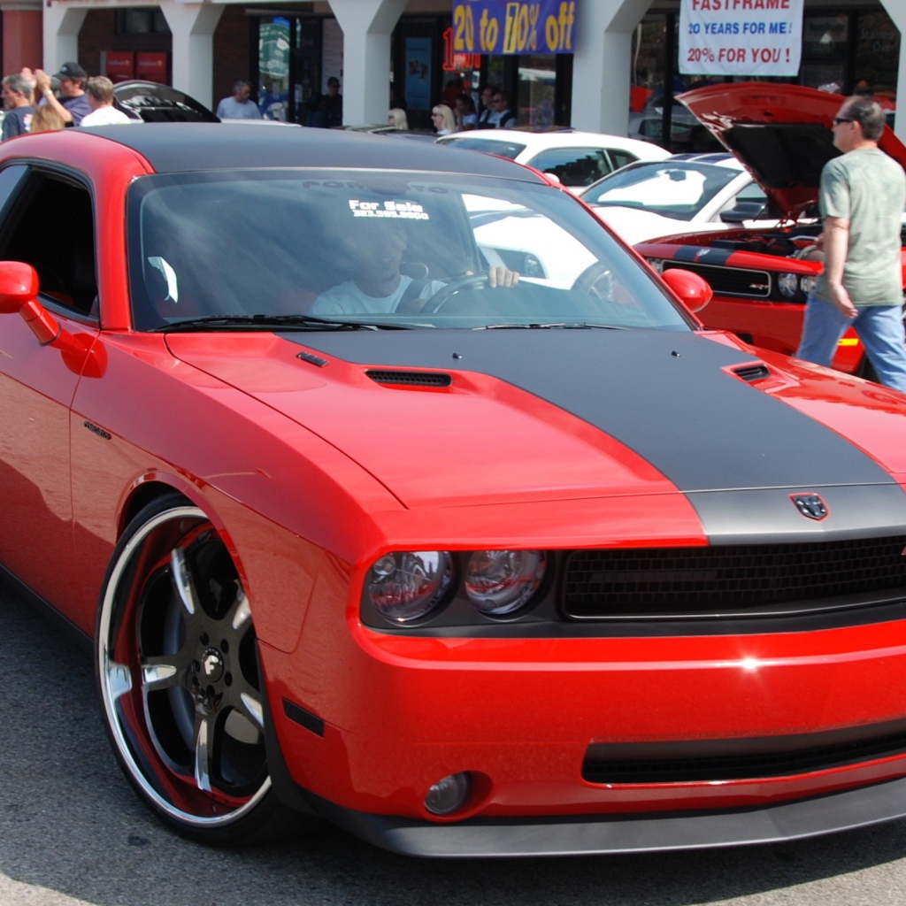 Красный Додж на улице