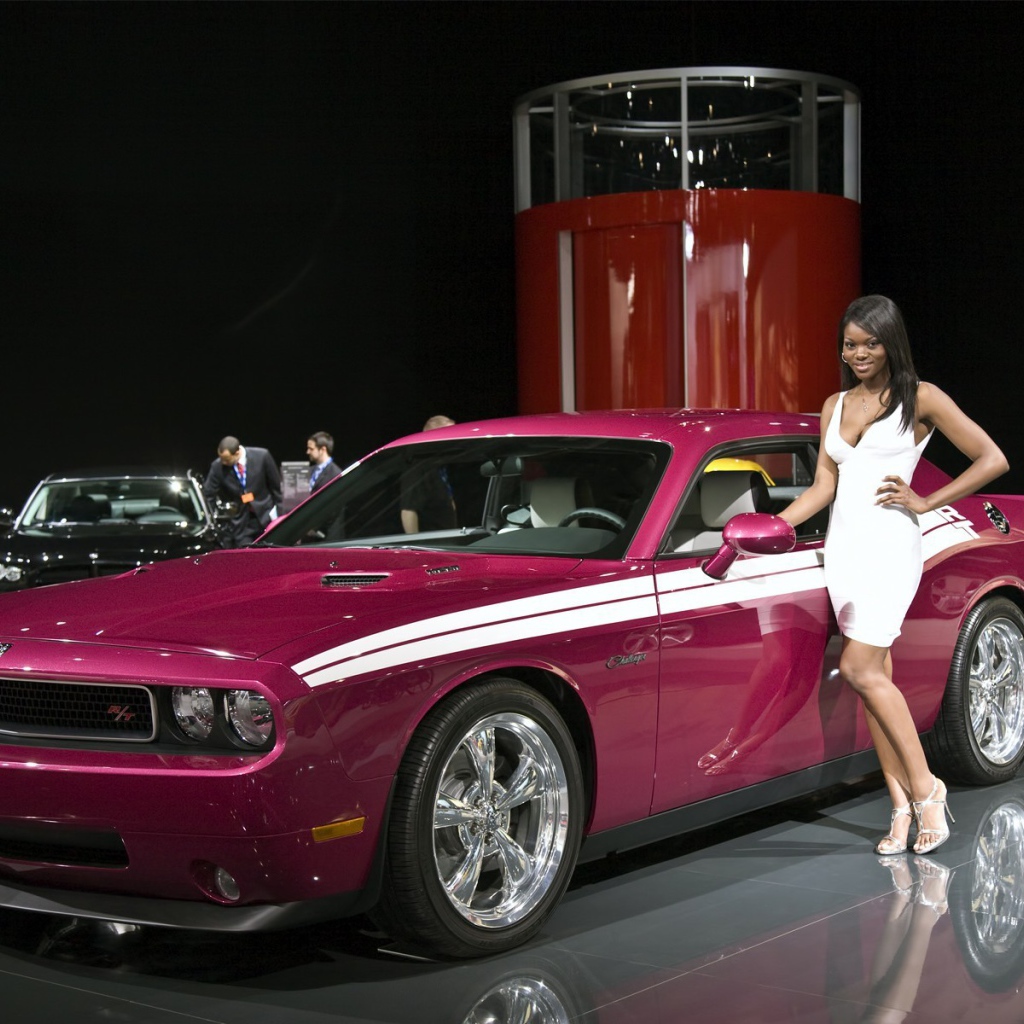 Розовый автомобиль Додже