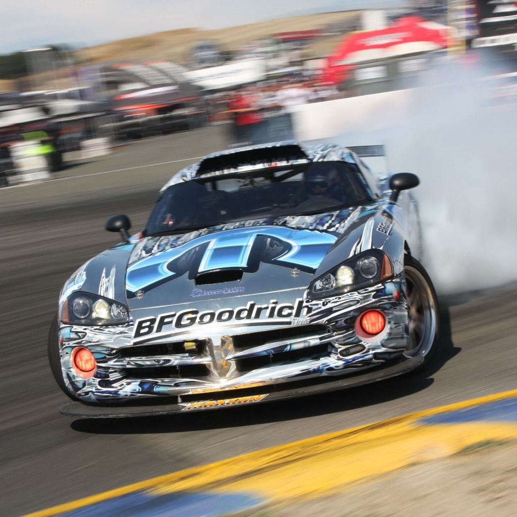 Додж випер на заносе