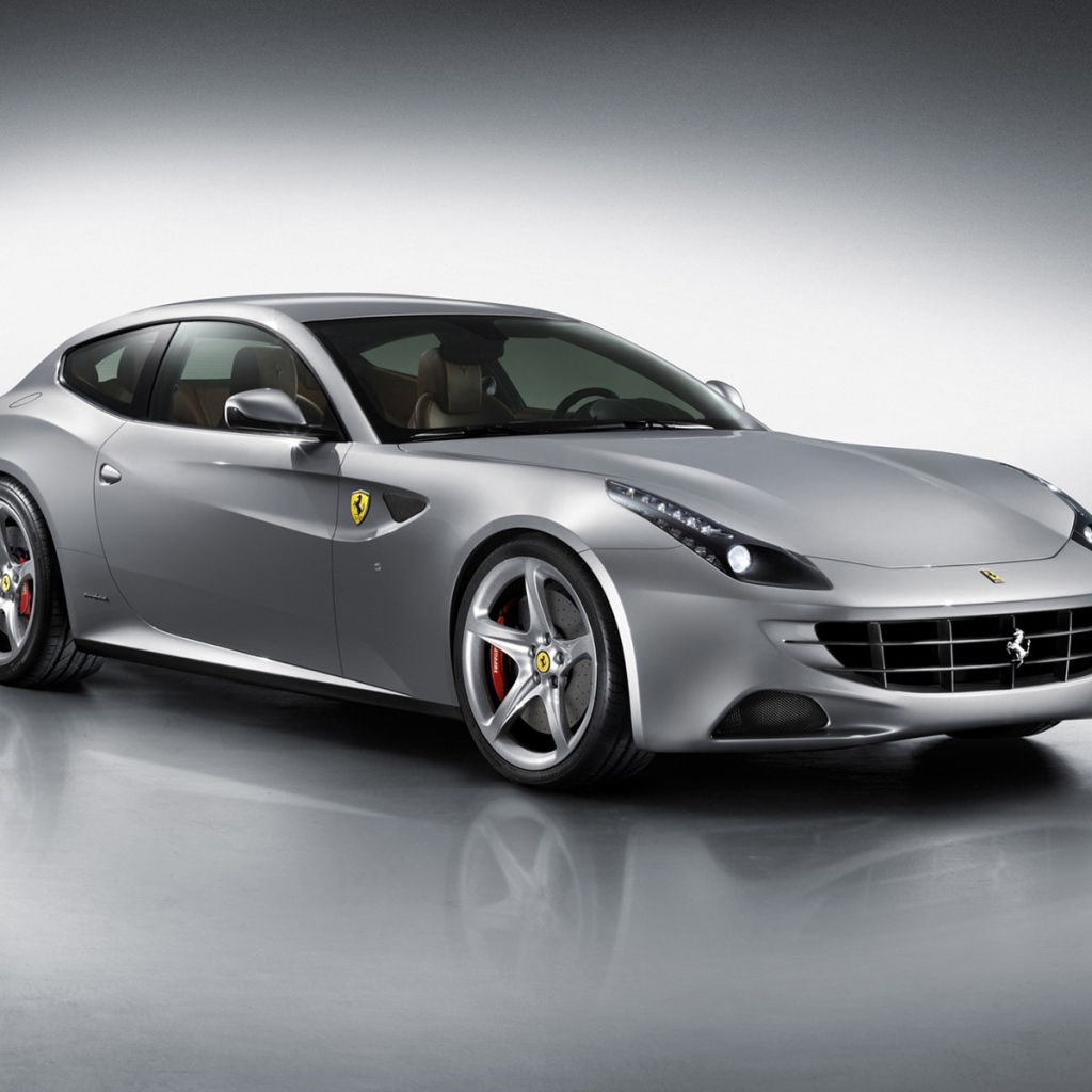 Серебристый Ferrari FF