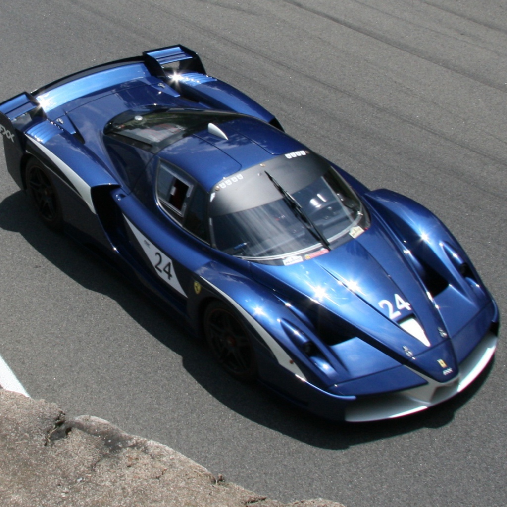Синий Ferrari FXX