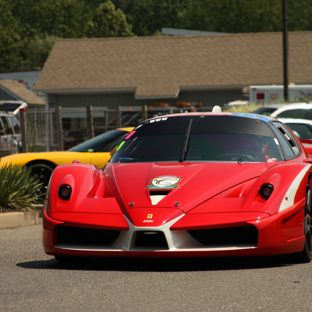 Красный Ferrari FXX