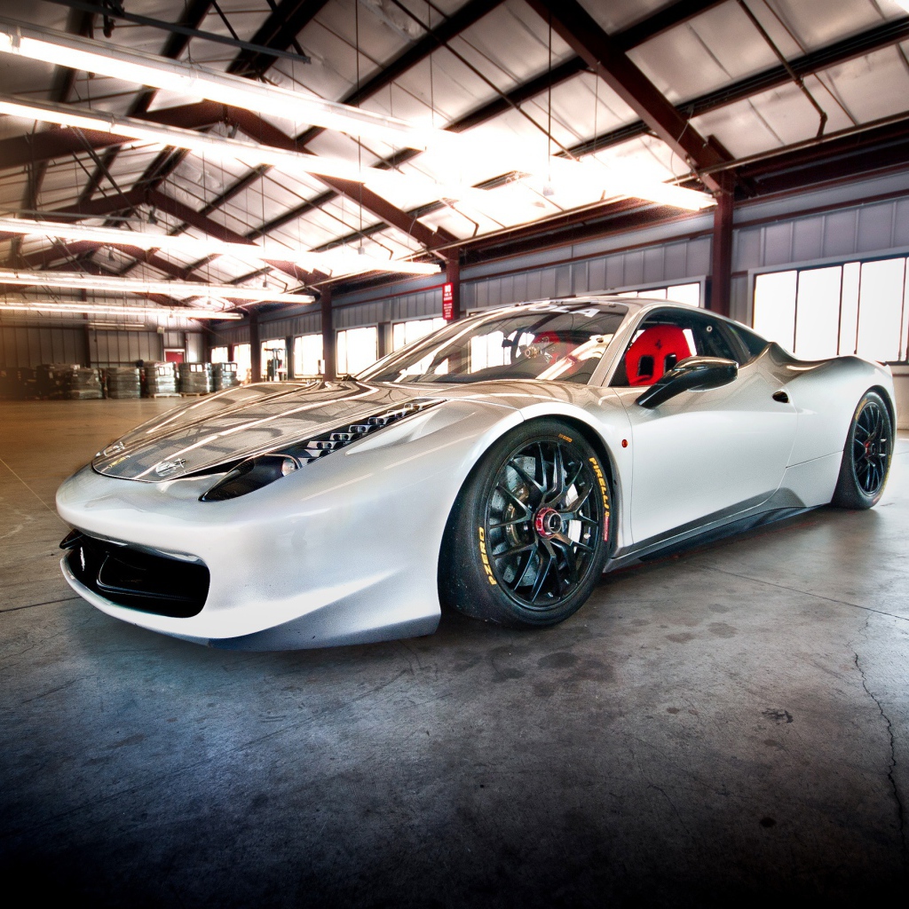 Белый Ferrari 430 Scuderia