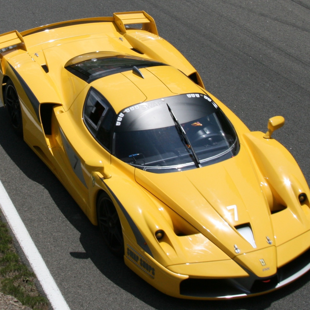 Желтый Ferrari FXX