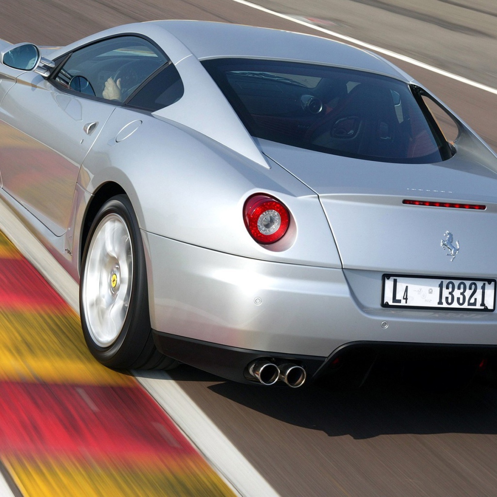 Серебристый Феррари на дороге