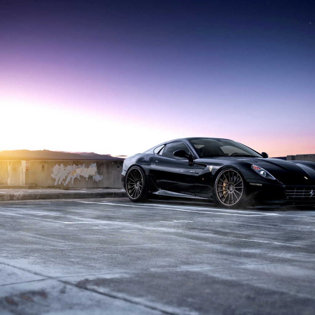 Черный феррари на стоянке