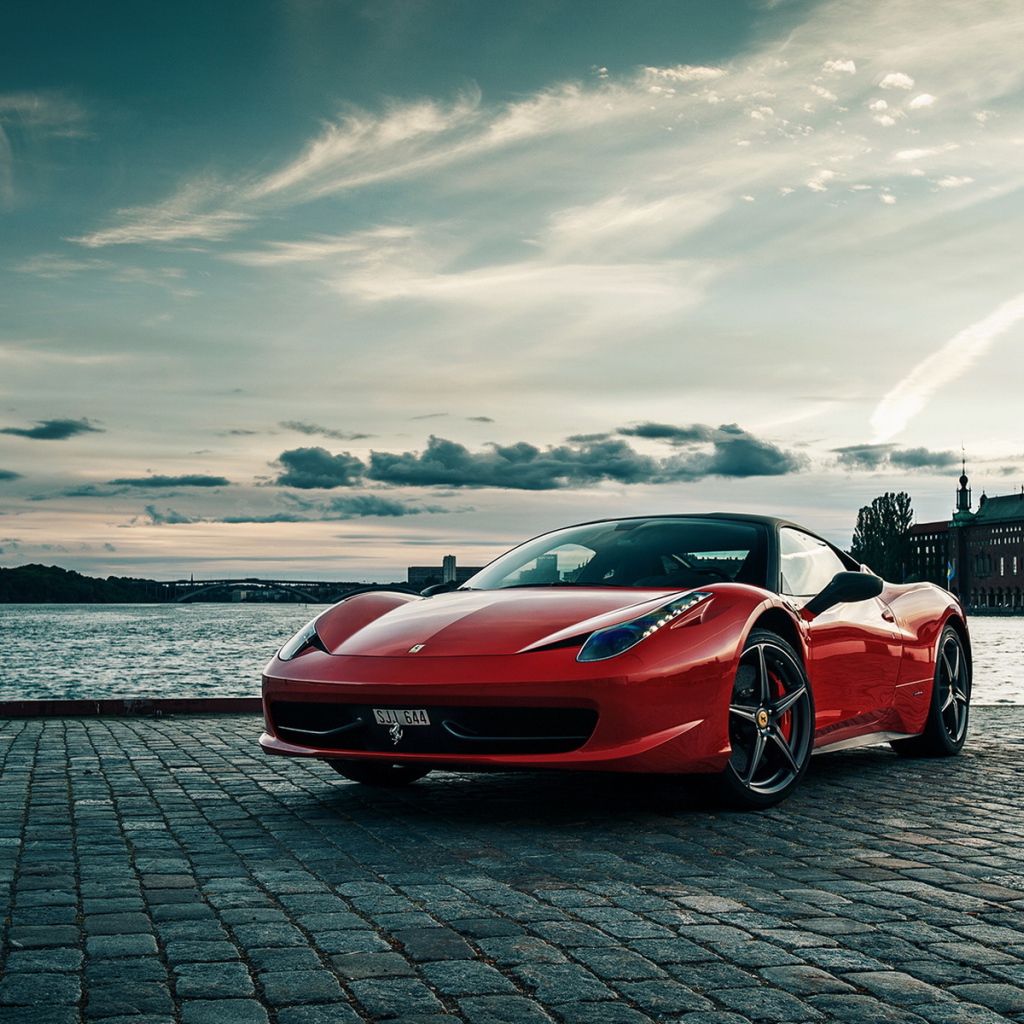 Красный феррари на набережной