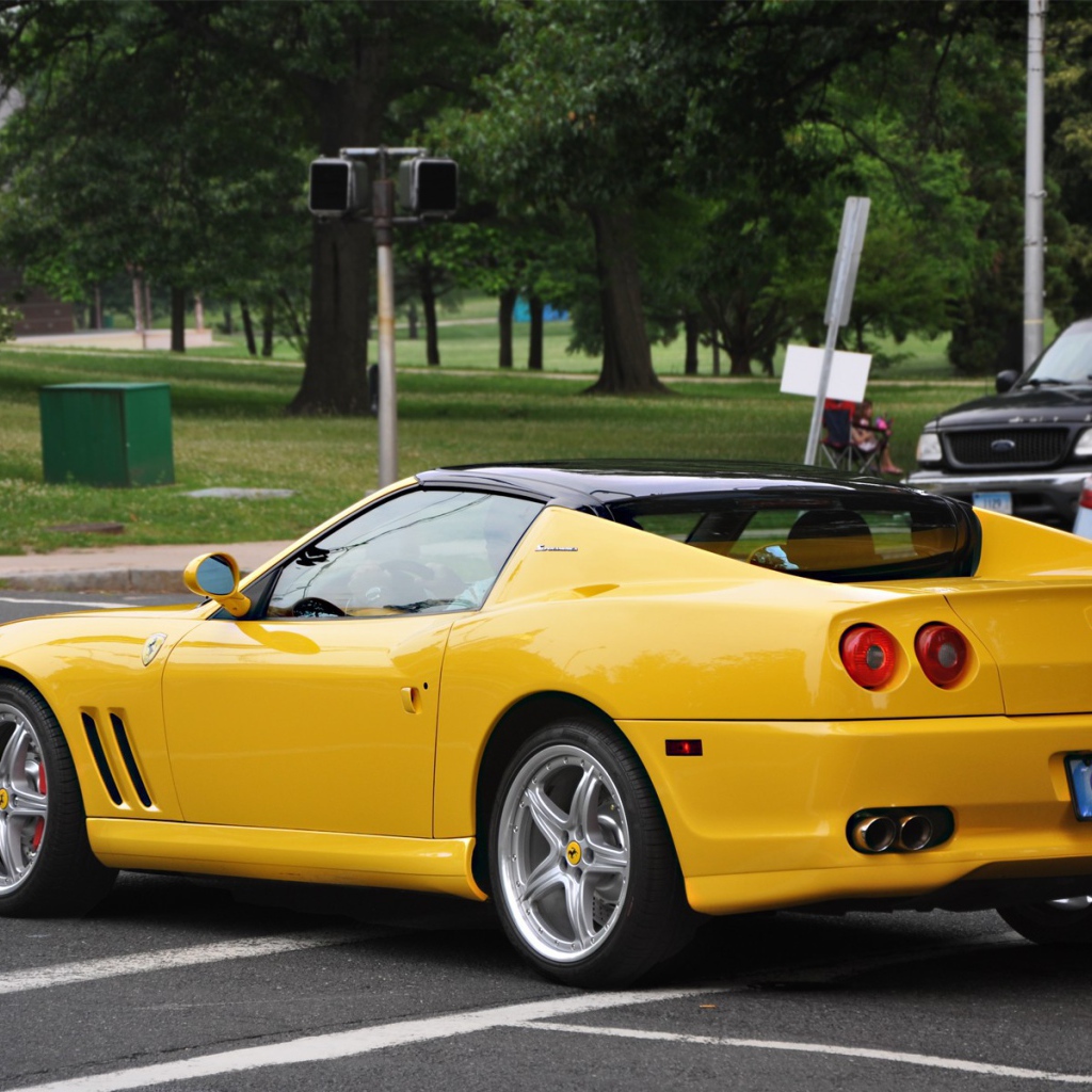 Желтый спортивный Феррари
