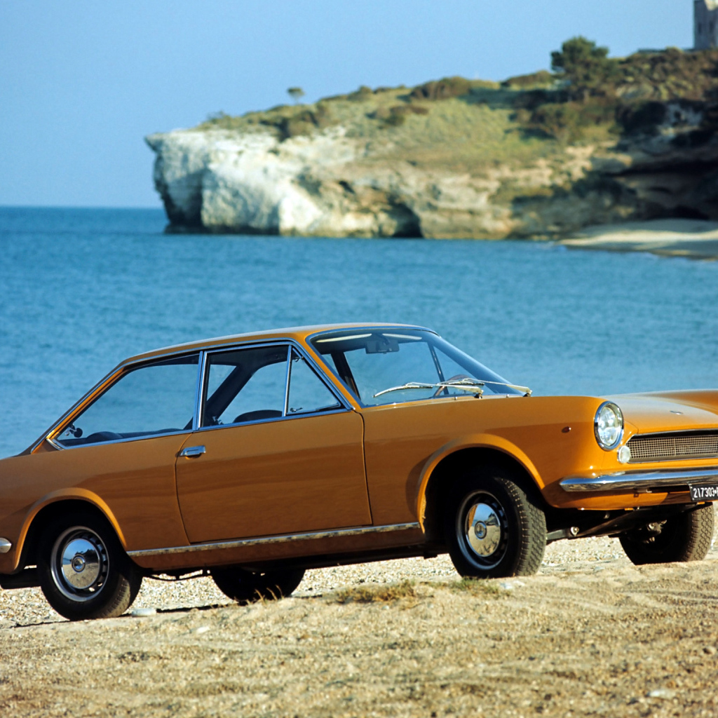 Красивый автомобиль Fiat 124 в Москве