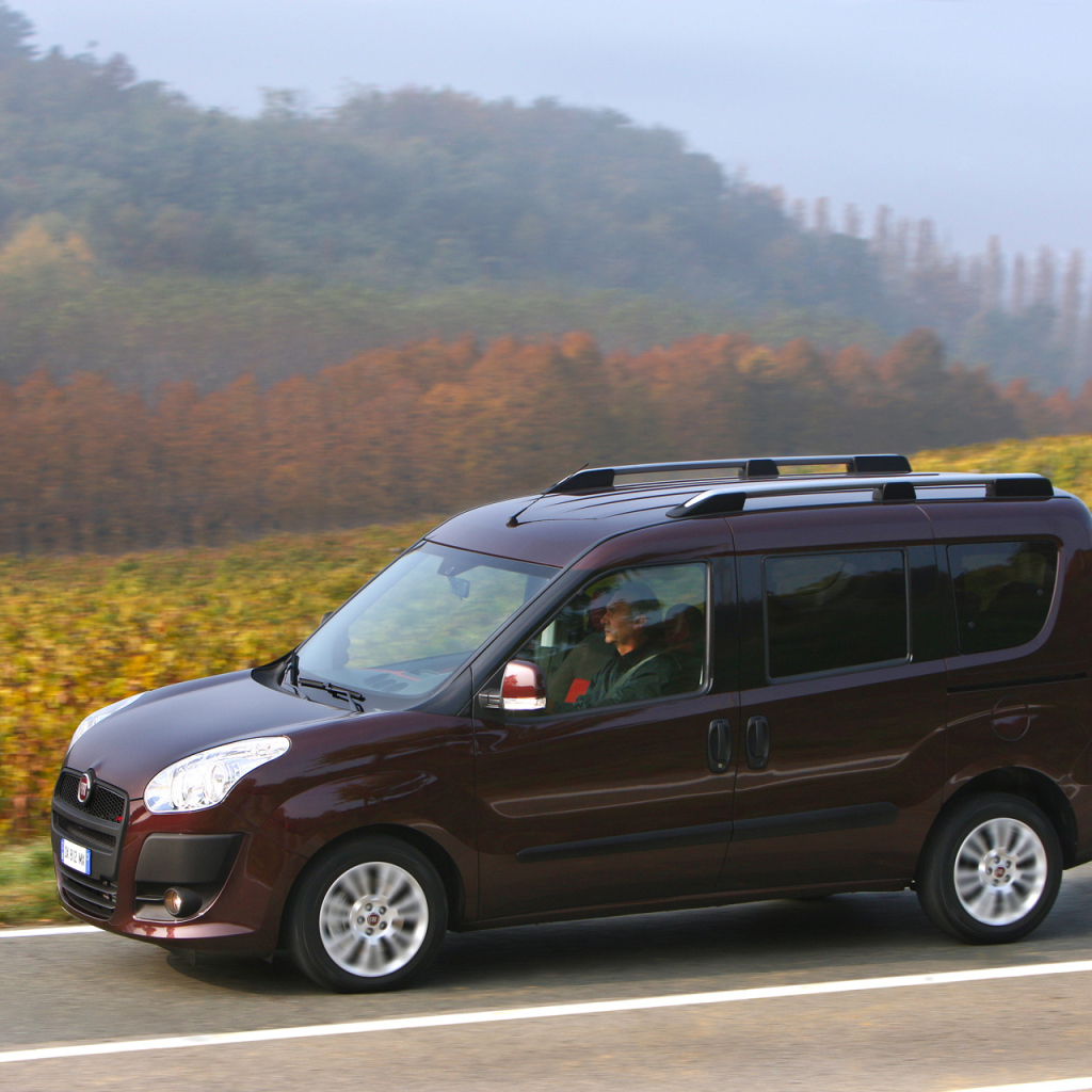 Красивый автомобиль Fiat Doblo в Москве