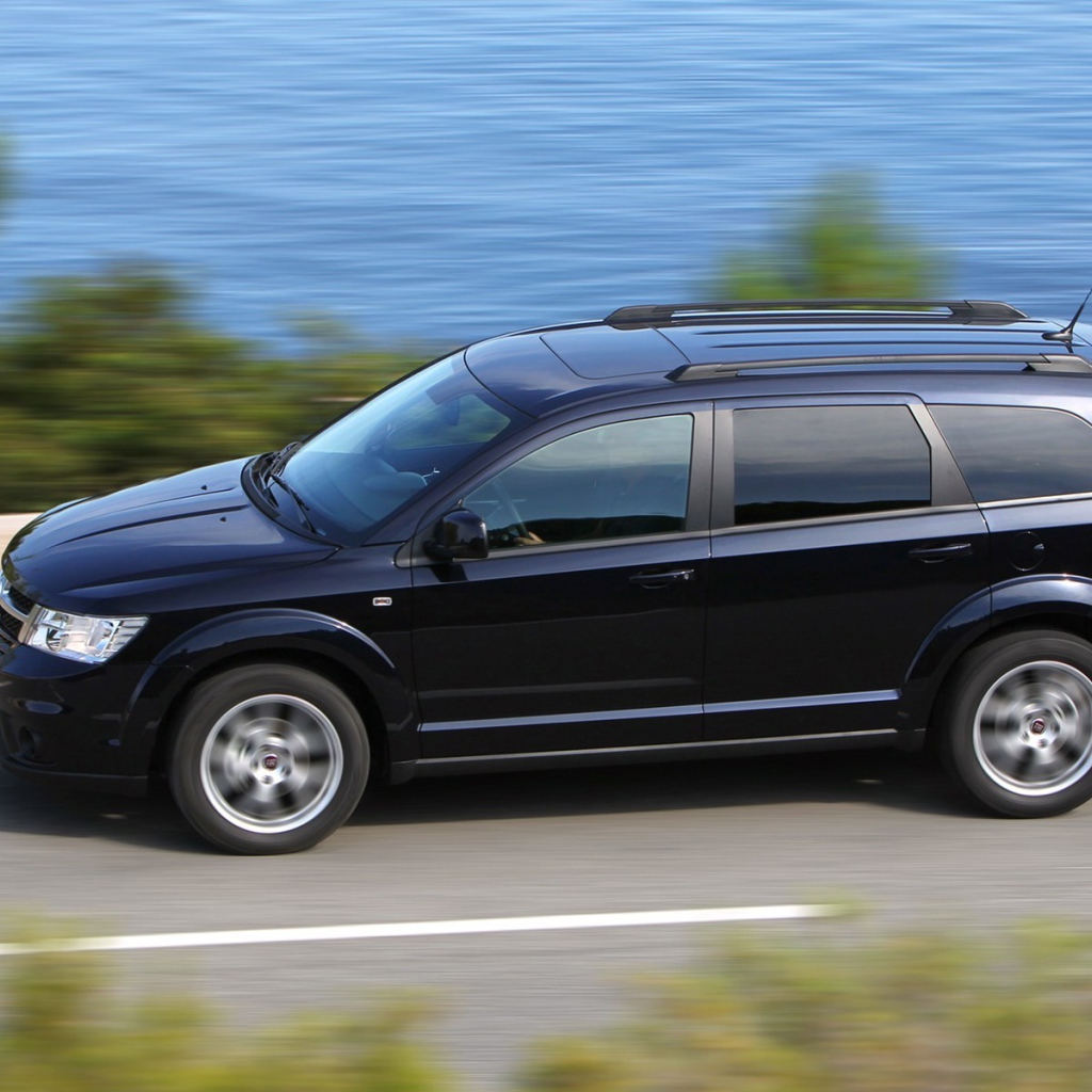 Красивый автомобиль Fiat Freemont