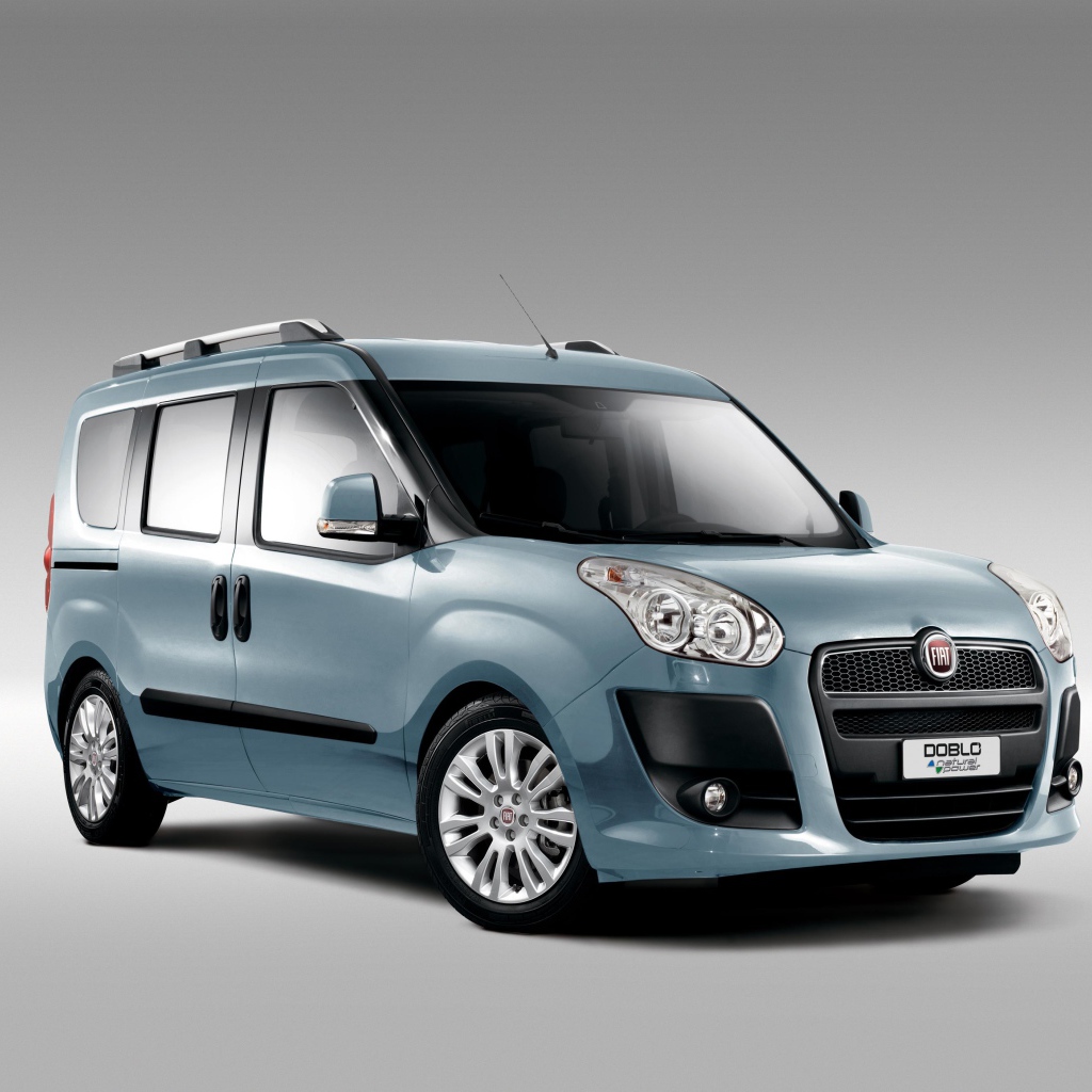Автомобиль Fiat Doblo на дороге