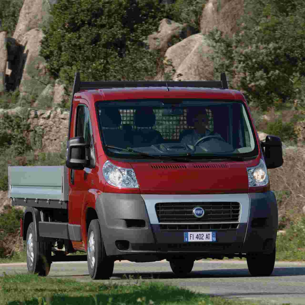 Автомобиль Fiat Ducato на дороге