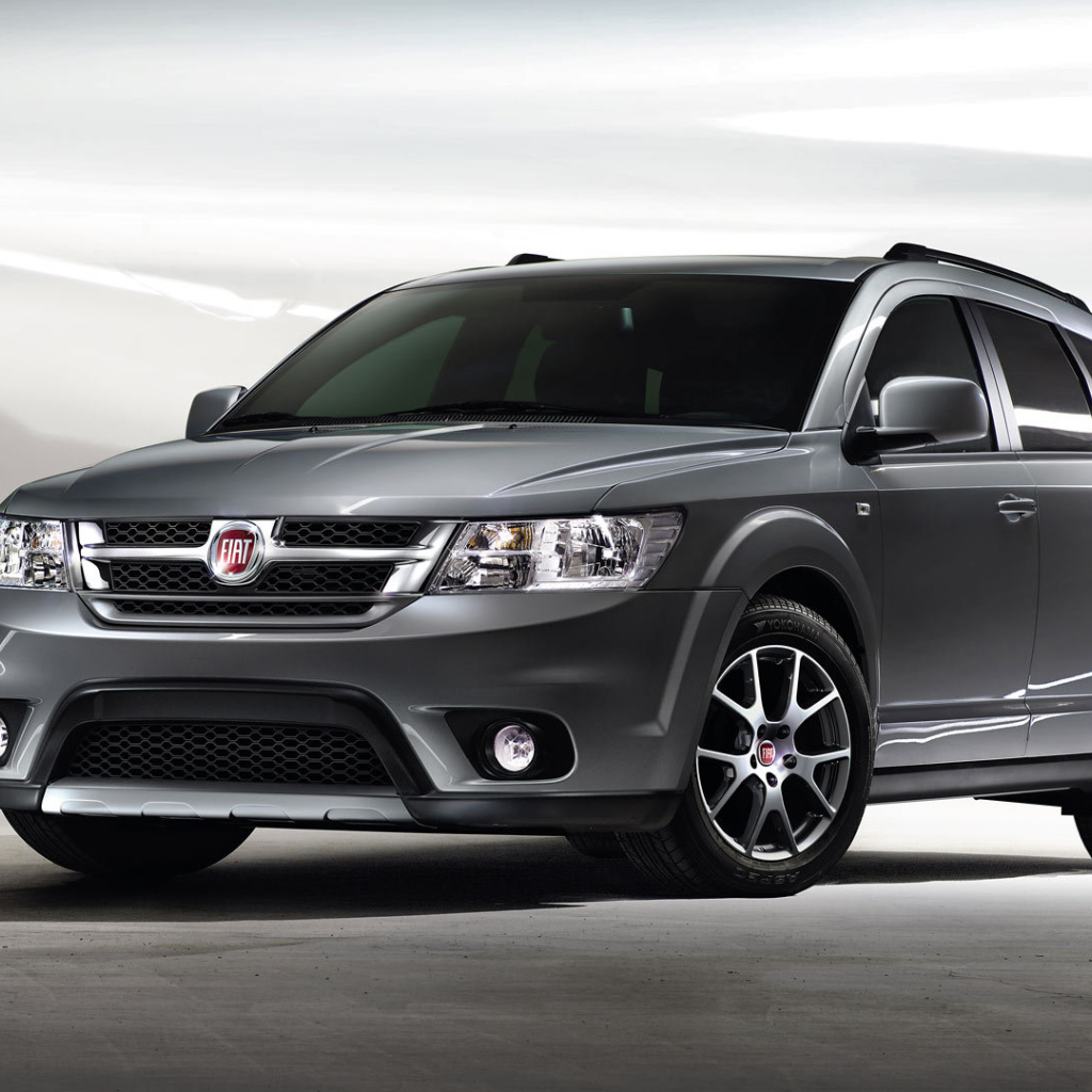 Автомобиль Fiat Freemont на дороге