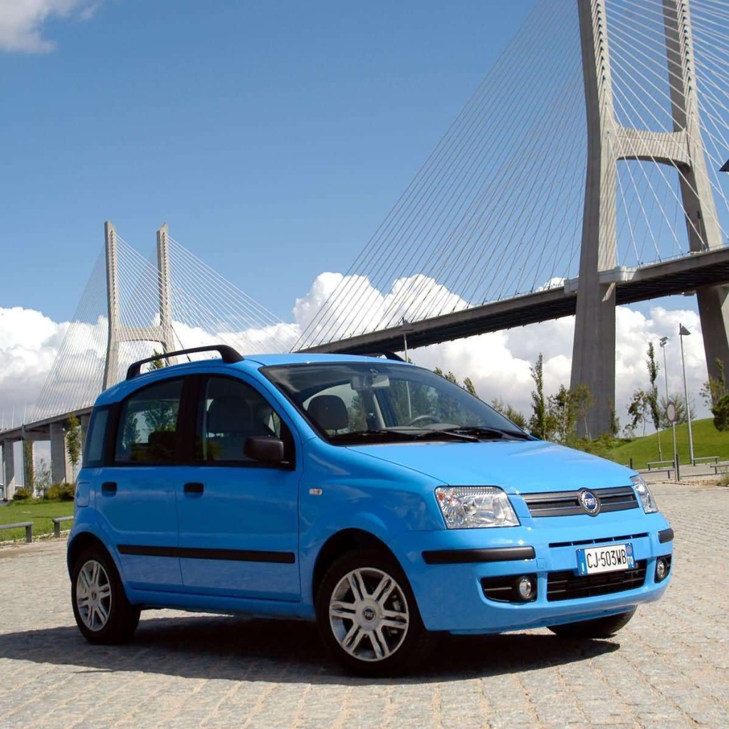 Автомобиль Fiat Panda на дороге