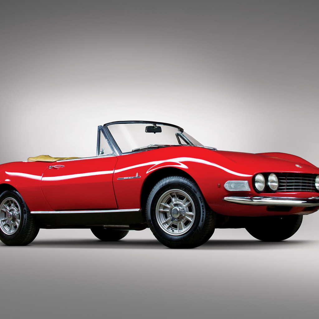 Автомобиль Fiat 124 на дороге