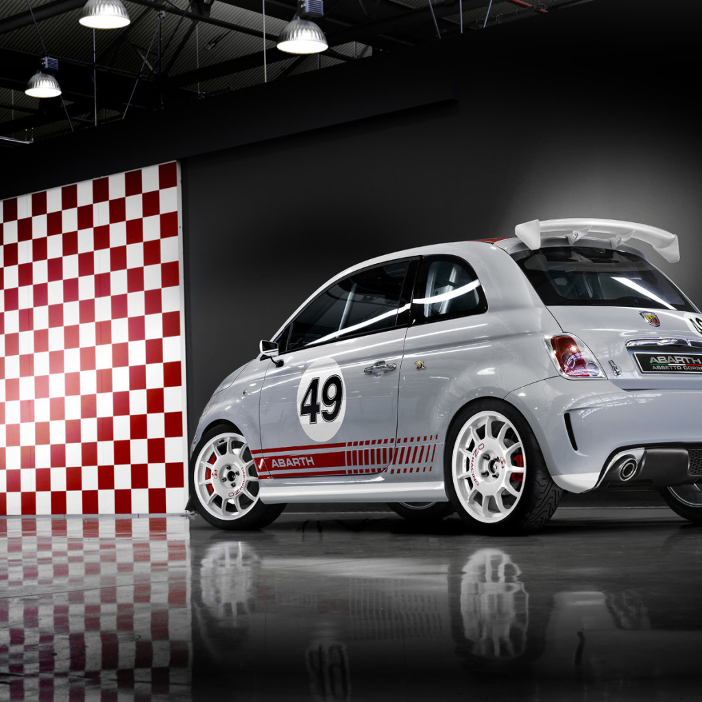 Автомобиль Fiat 500 на дороге