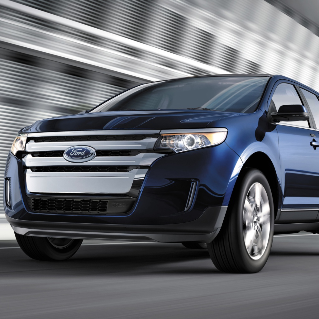 Автомобиль Ford Edge 2014 на дороге