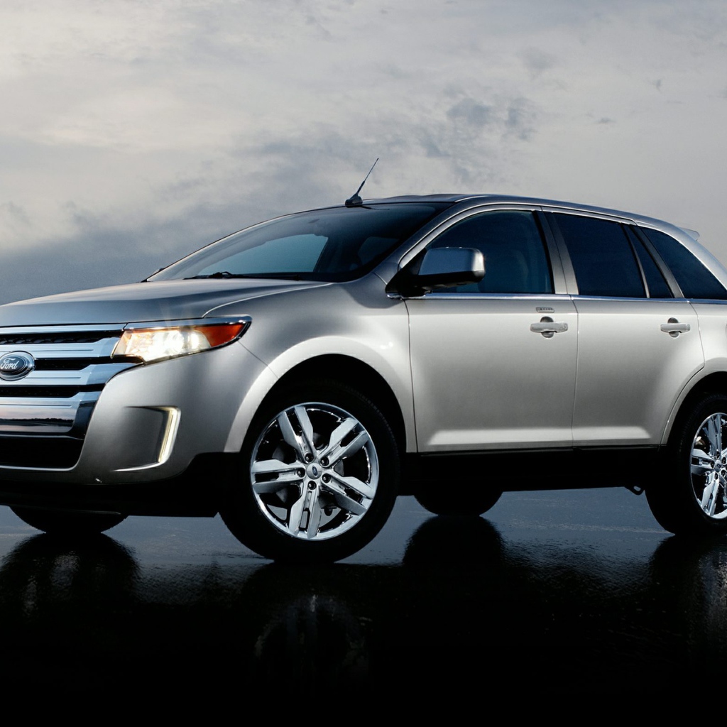 Красивый автомобиль Ford Edge 2014 в Москве