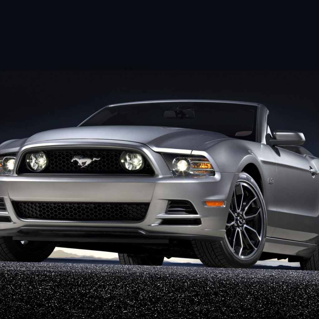 Красивый автомобиль Mustang 2014 года