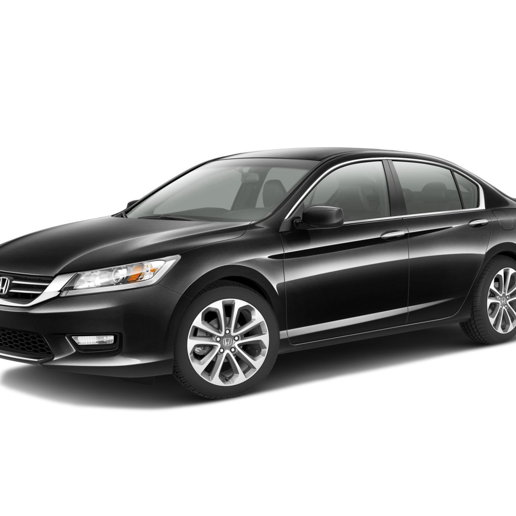 Автомобиль Honda Accord 2013 на дороге