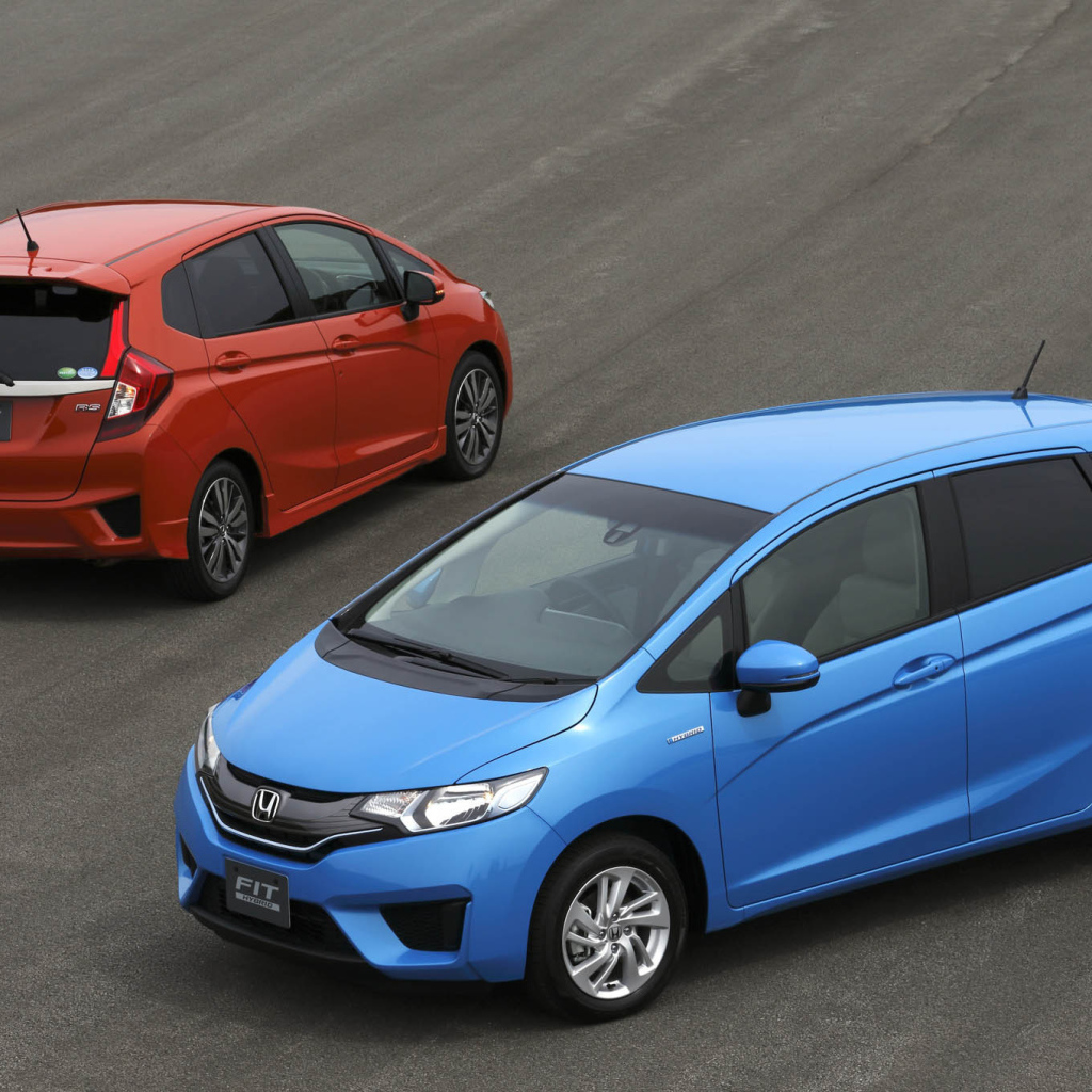 Автомобиль Honda Fit 2014 на дороге