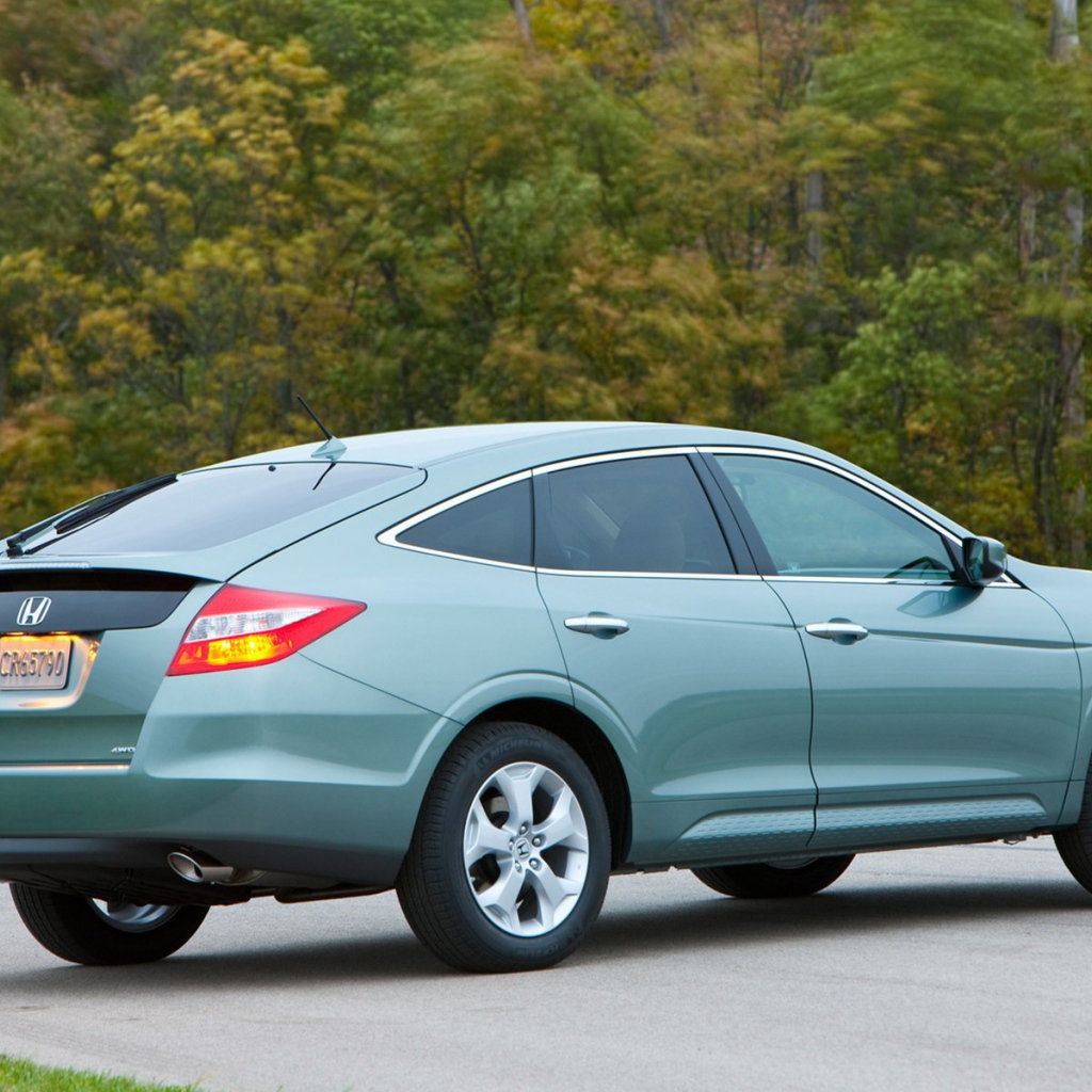 Красивый автомобиль Honda Crosstour