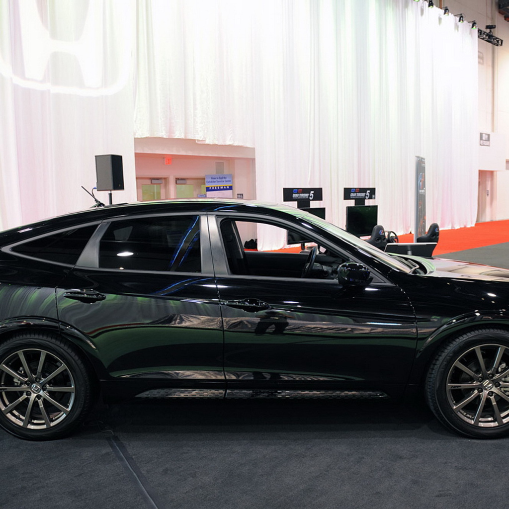 Красивый автомобиль Honda Crosstour в Москве